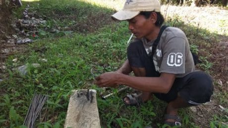 Menganyam Besi untuk Bahan Cor Ini yang Dilakukan Ampi