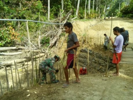 Babinsa Bakubakulu Menanam Rumput Gajah