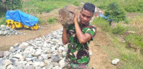 Batu menjadi Pengganti Barbel Satgas TMMD Kodim Pemalang