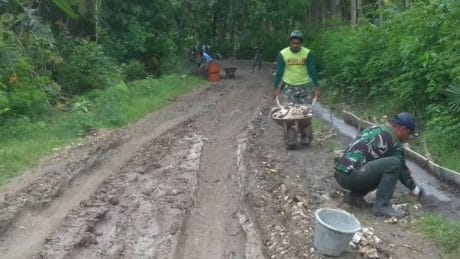 Pembuatan Talut berlanjut TMMD 104 di Desa Lallatang