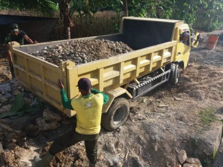 ANGGOTA SATGAS TMMD KE 104 KODIM 1407/BONE ARAHKAN TRUCK PENGANGKUT MATERIAL PASIR DI LOKASI TMMD