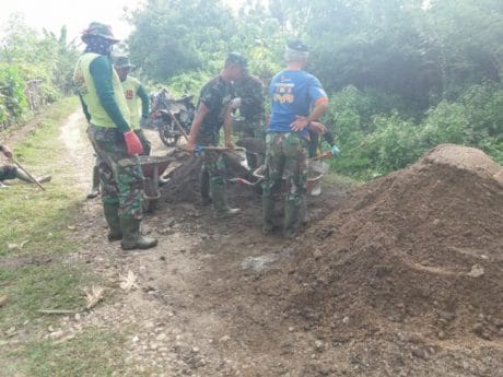 Manfaatkan Waktu Istirahat Satgas TMMD Ke 104 Anjang Sana