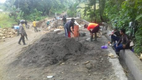 ANGGOTA SATGAS TMMD POKUS KERJA PONDASI DUA ARAH PENGHUBUNG JEMBATAN