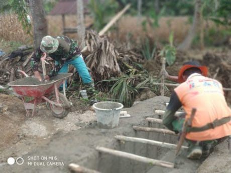 ANTUSIASME WARGA PANYILI BANTU TNI BANGUN SARANA JALAN