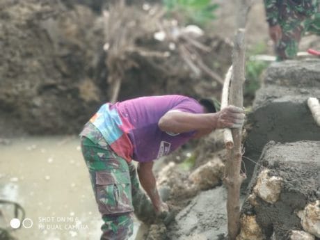 ANGGOTA SATGAS TMMD 104 KODIM 1407/BONE TERUS GENJOT PEMBANGUNAN TALUD DAN DUIKKER