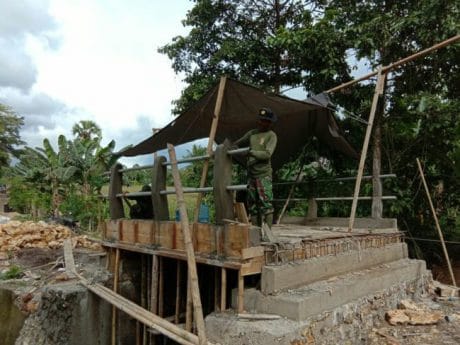 TNI – POLRI bahu membahu mengerjakan sasaran fisik dalam program TMMD ke 104