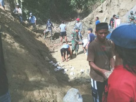 Kades Bobo Angkat Batu Bantu Pengisian Bronjong