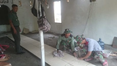 Semangat Satgas TMMD Bersama Masyarakat Rehab Musholla
