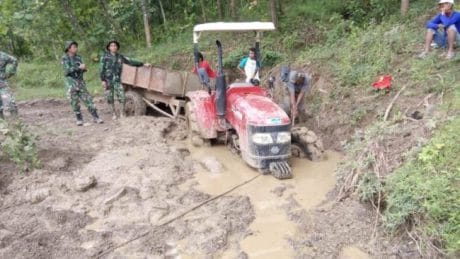 Traktor Kodim, Biasa Menolong Kini Ditolong di TMMD Pemalang