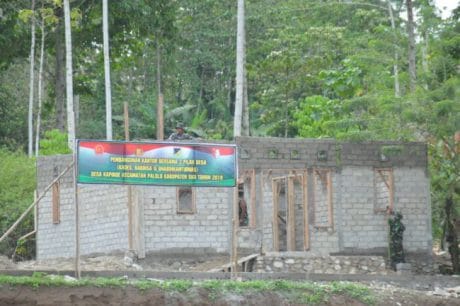 Bahu Membahu Selesaikan Rumah Tiga Pilar