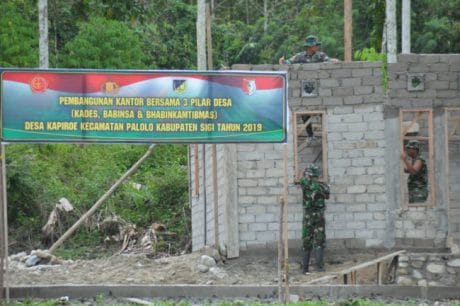 Keringat Bukan Penghalang Bagi Satgas TMMD