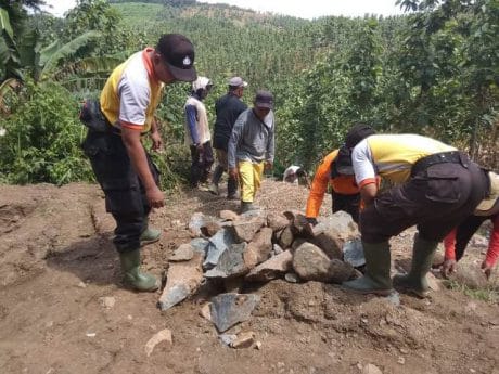 Polsek Bodeh Pemalang Perkuat Satgas TMMD Pasang Bronjong