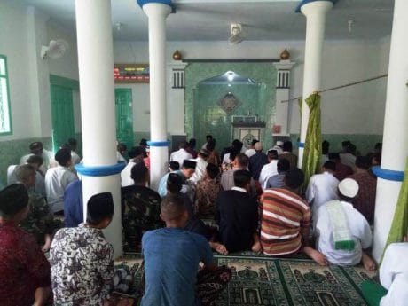 Sholat Jumat Satgas TMMD Pemalang di Jatiroyom