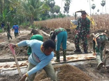 Disela – sela pengerja’an sasaran fisik TMMD ke – 104 anggota Satgas TMMD berbincang sambil bersenda gurau