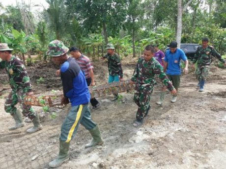 Letkol Inf Mustamin Angkat Rangka Besi Dekker Bersama Anggota Dan Masyarakat Dalam TMMD Ke-104 Kodim 1407/Bone