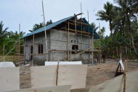 Kantor Tiga Pilar Siapkan Bahan Untuk Plafon