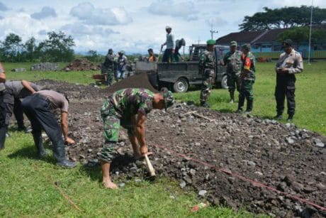 Komandan Satgas TMMD Ke 104 Kodim 0824/Jember Awasi Pengerjaan Joging Track Lapangan Gayasan