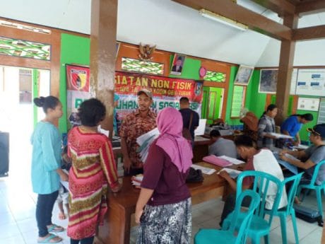 Warga TMMD Dapat Pelayanan Pembuatan Kartu Identitas Anak