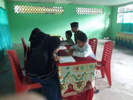 Anggota Satgas TMMD ke-104 menjadi guru ngaji