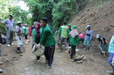 Mahasiswa  KKN IAIN Palopo terjun ke lokasi bantu Warga dan TNI