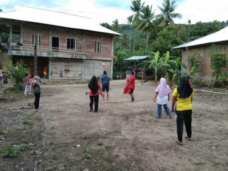 Suasana akrab olahraga bersama warga