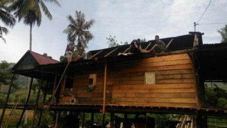 Dengan dibantu warga setempat