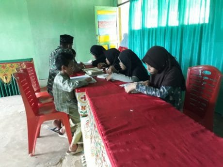 Serda Hamka ajari anak Desa Tungka mengaji
