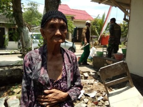 Rumahnya Diperbaiki TNI, Janda Renta Ini Menangis Terharu