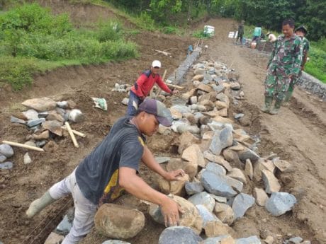 Selain Rajin Bekerja, TNI Ini Juga Pandai Memberi Instruksi Kepada Warga