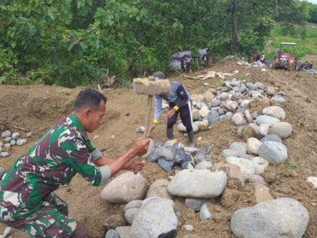 TNI Juga Jadi Tukang Belah Batu di TMMD Pemalang
