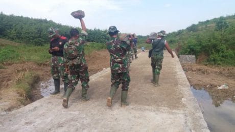 Tidak Hanya Panggul Senjata,Satgas TMMD Jatiroyom Juga Panggul Batu