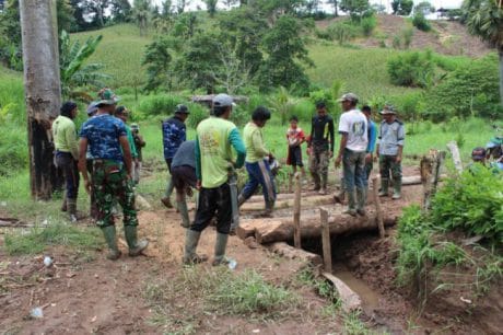 Membantu Warga Membuat Jembatan Darurat Menuju Lahan Kebun Jagung