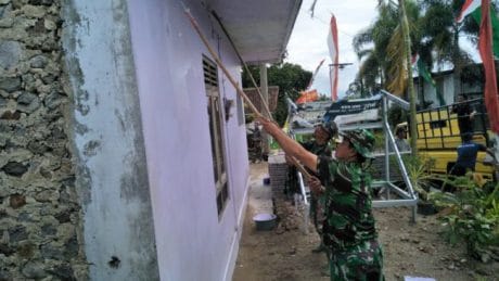 Satgas TMMD ke-104 di Desa Poncol Cat Masjid Baitul Salam