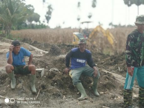 Disela – sela pengerja’an sasaran fisik TMMD ke – 104 anggota Satgas TMMD berbincang sambil bersenda gurau