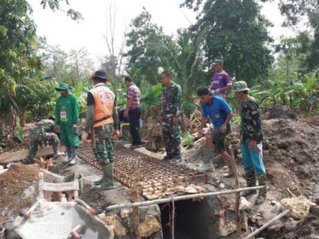 DANDIM 1407/BONE TERJUN LANGSUNG PANTAU PEMBUATAN DEKKER