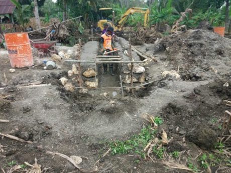 Anggota Satgas TMMD ke – 104 sedang mengerjakan pembangunan jembatan