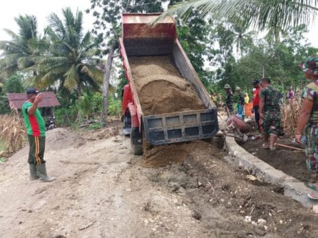 Satu persatu truk pengangkut tanah merah memasuki jalan yang segera di timbuni