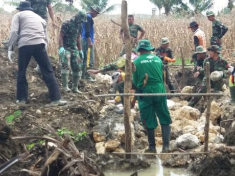 Meski Libur Satgas TMMD Terus Melanjutkan pembuatan Gorong Gorong.