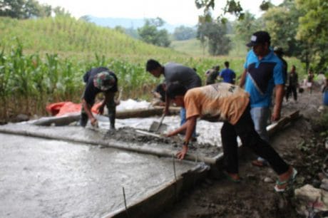 Hampir rampung pengecoran jalan di Tungka