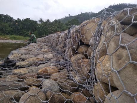 Isi Waktu Luang, Satgas TMMD Mancing Ikan