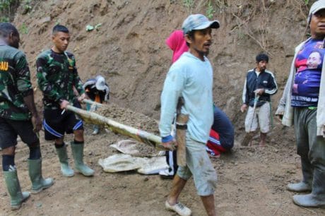 Memasukkan material ke dalam mesin pencampur adukan
