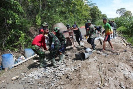 Berlomba selesaikan pengecoran jalan sepanjang 1.000 meter
