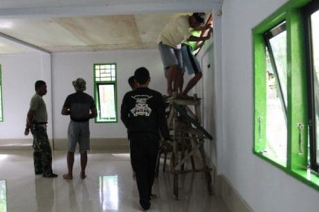 Plafon masjid dipasang