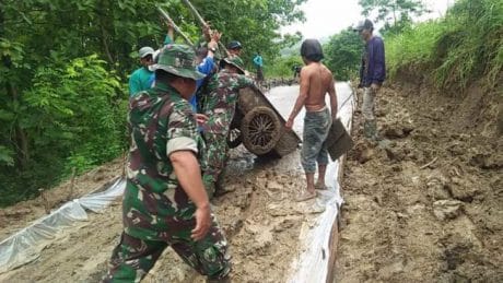 Anggota TNI dan Masyarakat Jatiroyom-Parunggalih Pemalang, Cor Jalan