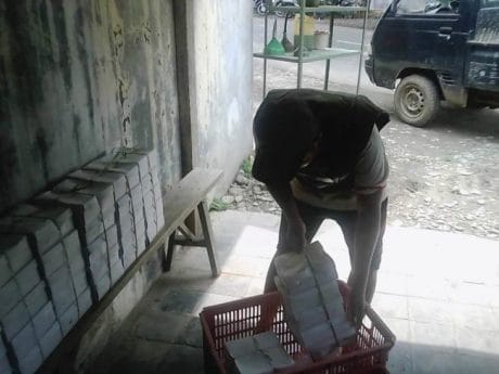 Logistik dari Warga Jatiroyom Pemalang Sokong Progres TMMD