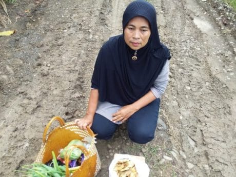 Petani Jagung Jatiroyom Jadi Penjual Gorengan Keliling Karena TMMD Pemalang