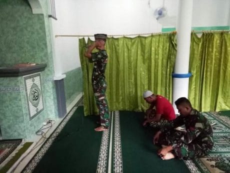 Satgas TMMD Reguler Pemalang Panggil Warga Jatiroyom Beribadah