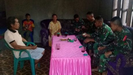 Melihat Lebih dekat Keakraban Satgas TMMD 104, dengan Warga