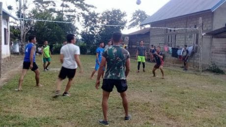 OLAH RAGA BERSAMA DEKATKAN SATGAS TMMD DENGAN RAKYAT