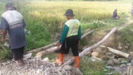 Terlepas Program TMMD Pemalang Warga Kerja Bakti Bangun Jembatan Kayu